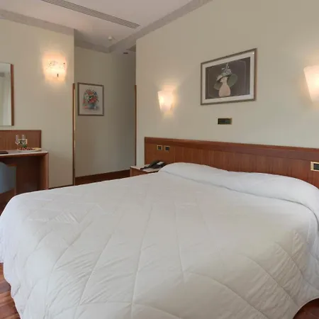 Palace Civitanova - Stazione, Centro Citta E Mare ホテル 4*