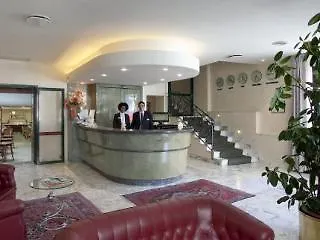 Palace Civitanova - Stazione, Centro Citta E Mare チヴィタノーヴァ・マルケ