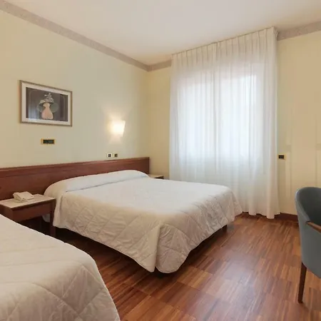 Palace Civitanova - Stazione, Centro Citta E Mare 4* تْشيفيتانوفا ماركي